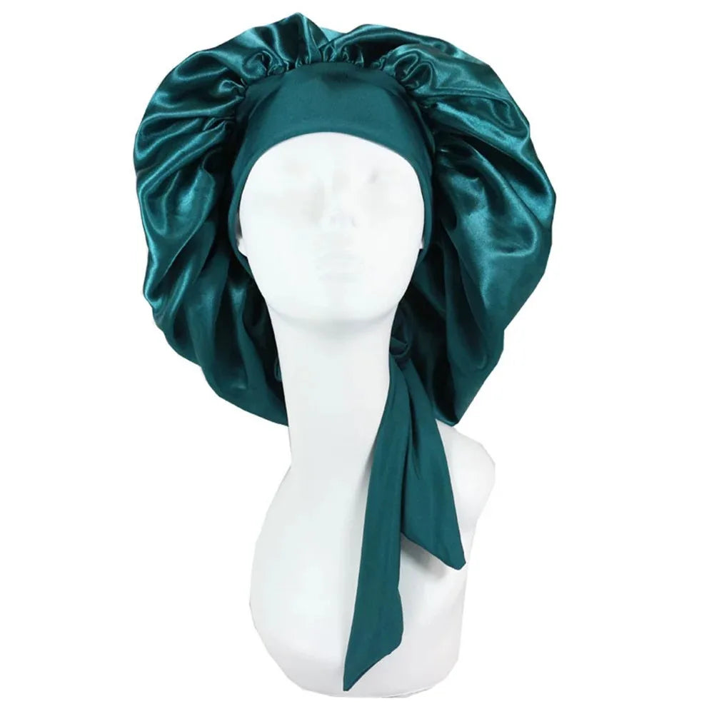 Bonnet en satin vert émeraude avec bande réglable, conçu pour protéger les cheveux bouclés, frisés et crépus pendant la nuit et le jour